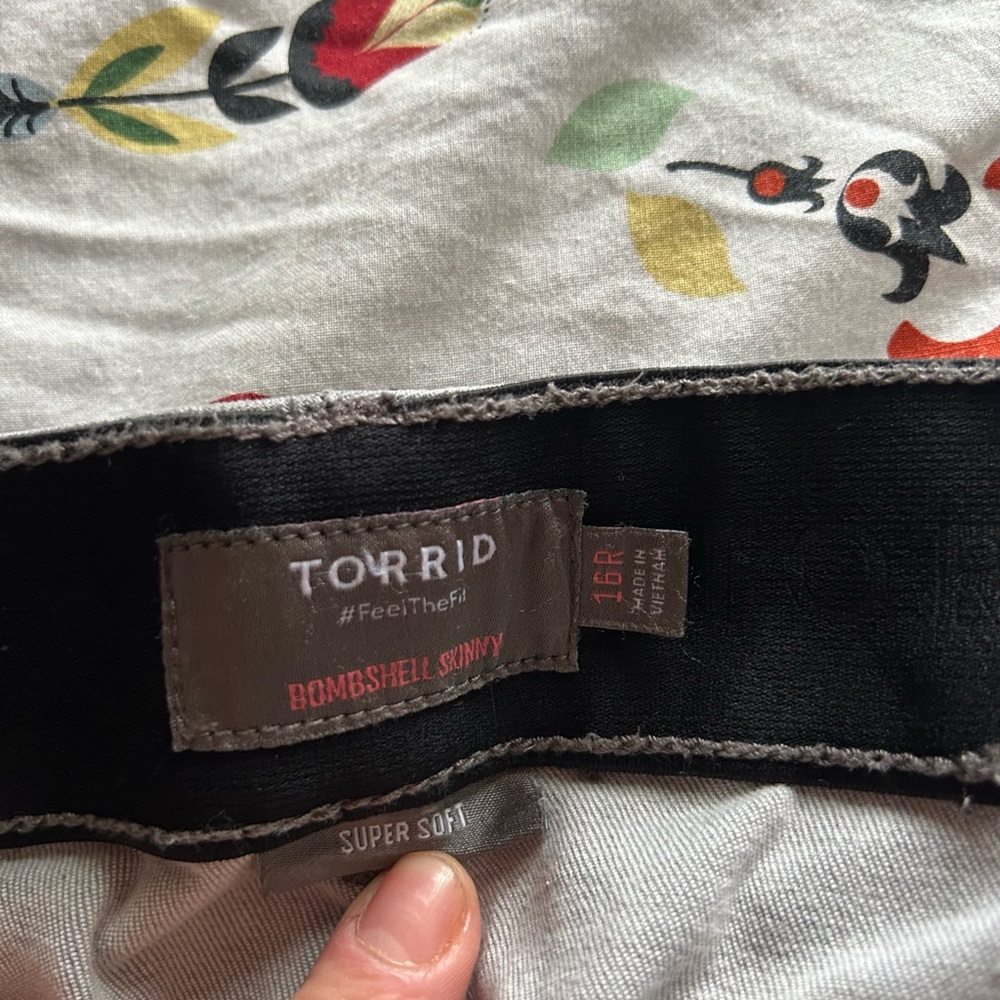 Torrid Bombshell Skinny Light Gray Distressed Jean - image 4